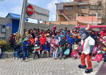 𝐈𝐍𝐓𝐈 𝐜𝐨𝐦𝐩𝐚𝐫𝐭𝐞 𝐬𝐨𝐧𝐫𝐢𝐬𝐚𝐬 𝐲 𝐬𝐨𝐥𝐢𝐝𝐚𝐫𝐢𝐝𝐚𝐝 𝐜𝐨𝐧 𝐦á𝐬 𝐝𝐞 𝟏.𝟐𝟎𝟎 𝐧𝐢ñ𝐚𝐬 𝐲 𝐧𝐢ñ𝐨𝐬 𝐝𝐞 𝐜𝐨𝐦𝐮𝐧𝐢𝐝𝐚𝐝𝐞𝐬 𝐯𝐞𝐜𝐢𝐧𝐚𝐬