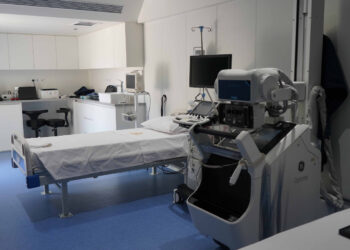 𝐁𝐨𝐥𝐢𝐯𝐢𝐚 𝐩𝐫𝐞𝐬𝐞𝐧𝐭𝐚 𝐮𝐧𝐚 𝐟𝐥𝐨𝐭𝐚 𝐢𝐧é𝐝𝐢𝐭𝐚 𝐝𝐞 𝐡𝐨𝐬𝐩𝐢𝐭𝐚𝐥𝐞𝐬 𝐦ó𝐯𝐢𝐥𝐞𝐬 𝐞𝐥é𝐜𝐭𝐫𝐢𝐜𝐨𝐬 𝐩𝐚𝐫𝐚 𝐟𝐨𝐫𝐭𝐚𝐥𝐞𝐜𝐞𝐫 𝐥𝐚 𝐬𝐚𝐥𝐮𝐝 𝐩ú𝐛𝐥𝐢𝐜𝐚