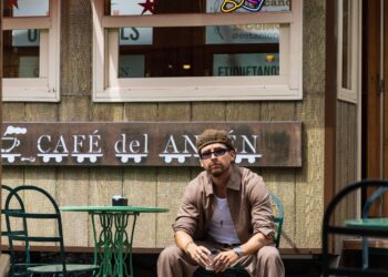 “𝗠𝗼𝗿𝗻𝗶𝗻𝗴”: 𝗠𝗮𝘅𝗶 𝗘𝘀𝗽í𝗻𝗱𝗼𝗹𝗮 𝗽𝗿𝗲𝘀𝗲𝗻𝘁𝗮 𝘂𝗻𝗮 𝗻𝘂𝗲𝘃𝗮 𝗲𝘁𝗮𝗽𝗮 𝗺𝘂𝘀𝗶𝗰𝗮𝗹 𝗰𝗮𝗿𝗴𝗮𝗱𝗮 𝗱𝗲 𝗼𝗽𝘁𝗶𝗺𝗶𝘀𝗺𝗼