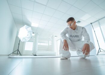 𝐋𝐚𝐜𝐡𝐨 𝐥𝐚𝐧𝐳𝐚 “𝐊𝐞 𝐡𝐢𝐜𝐢𝐬𝐭𝐞 𝐋𝐚𝐜𝐡𝐨”, 𝐬𝐮 𝐩𝐫𝐢𝐦𝐞𝐫 á𝐥𝐛𝐮𝐦 𝐜𝐨𝐦𝐨 𝐩𝐫𝐨𝐝𝐮𝐜𝐭𝐨𝐫 𝐣𝐮𝐧𝐭𝐨 𝐚 𝟏𝟎 𝐚𝐫𝐭𝐢𝐬𝐭𝐚𝐬 𝐛𝐨𝐥𝐢𝐯𝐢𝐚𝐧𝐨𝐬