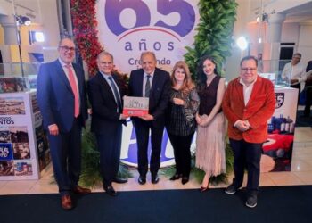 𝑷𝑰𝑳 𝒄𝒐𝒏𝒎𝒆𝒎𝒐𝒓𝒂 65 𝒂ñ𝒐𝒔 𝒅𝒆𝒔𝒕𝒂𝒄𝒂𝒏𝒅𝒐 𝒔𝒖 𝒍𝒆𝒈𝒂𝒅𝒐 𝒚 𝒗í𝒏𝒄𝒖𝒍𝒐 𝒄𝒐𝒏 𝒍𝒂𝒔 𝒇𝒂𝒎𝒊𝒍𝒊𝒂𝒔 𝒃𝒐𝒍𝒊𝒗𝒊𝒂𝒏𝒂𝒔