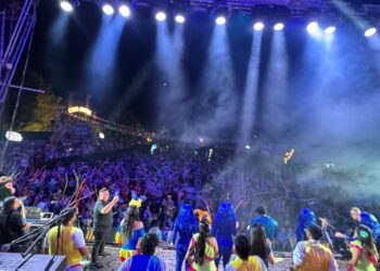 “𝑳𝒍𝒆𝒈ó 𝒍𝒂 𝑯𝒐𝒓𝒂 𝑳𝒐𝒄𝒂”: 𝑭𝒂𝒃𝒊𝒐 𝒁𝒂𝒎𝒃𝒓𝒂𝒏𝒂 𝒄𝒆𝒍𝒆𝒃𝒓𝒂 40 𝒂ñ𝒐𝒔 𝒅𝒆 𝒄𝒂𝒓𝒓𝒆𝒓𝒂 𝒄𝒐𝒏 𝒏𝒖𝒆𝒗𝒐 𝒕𝒆𝒎𝒂 𝒋𝒖𝒏𝒕𝒐 𝒂 𝑨𝒛𝒖𝒍 𝑨𝒛𝒖𝒍