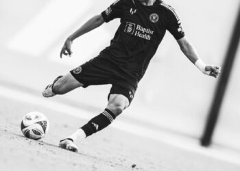 𝑱𝒐𝒗𝒆𝒏 𝒕𝒂𝒍𝒆𝒏𝒕𝒐 𝒄𝒐𝒏 𝒓𝒂í𝒄𝒆𝒔 𝒃𝒐𝒍𝒊𝒗𝒊𝒂𝒏𝒂𝒔 𝒂𝒑𝒖𝒏𝒕𝒂 𝒂 𝒍𝒂 𝑺𝒖𝒃-17 𝒕𝒓𝒂𝒔 𝒇𝒐𝒓𝒎𝒂𝒄𝒊ó𝒏 𝒆𝒏 𝑬𝑬.𝑼𝑼.