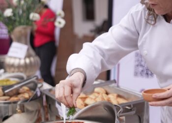 𝐌á𝐬 𝐝𝐞 𝟒𝟎 𝐫𝐞𝐬𝐭𝐚𝐮𝐫𝐚𝐧𝐭𝐞𝐬 𝐝𝐞 𝐒𝐮𝐜𝐫𝐞 𝐚𝐯𝐚𝐧𝐳𝐚𝐧 𝐡𝐚𝐜𝐢𝐚 𝐥𝐚 𝐜𝐞𝐫𝐭𝐢𝐟𝐢𝐜𝐚𝐜𝐢ó𝐧 𝐝𝐞 𝐜𝐚𝐥𝐢𝐝𝐚𝐝 𝐭𝐮𝐫í𝐬𝐭𝐢𝐜𝐚 🍽️🇧🇴